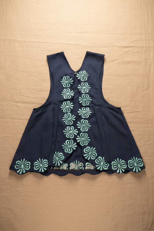 Mandil bordado oaxaqueño flat lay